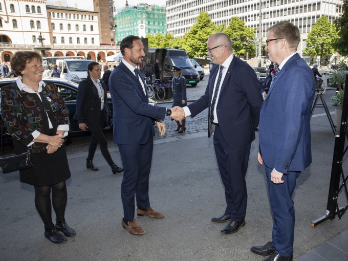 Kronprinsen ønskes velkommen av Gunnar Bovim, styreleder i Innovasjon Norge, og Håkon Haugli, nytilsatt administrerende direktør. Foto: Tom Hansen, Hansenfoto. 